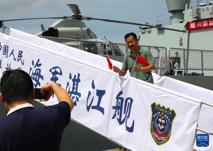 7月3日,香港市民登上湛江舰参观、拍照。新华社记者 黎云 摄