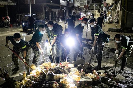 党员突击队官兵在夜间开展救援抢险工作 陈地杰摄