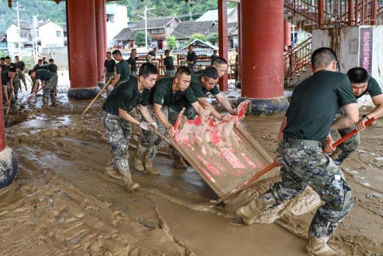 官兵齐心协力往外清理淤泥 归王彬摄