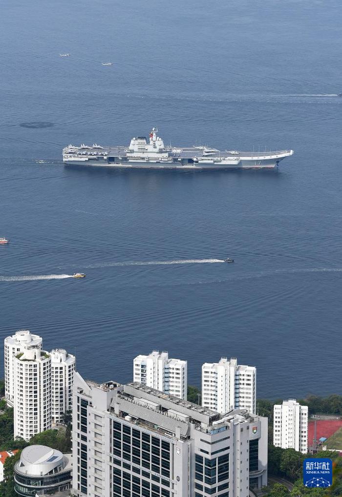7月3日,中国海军山东舰航母编队抵达香港。这是山东舰行进在香港水域。新华社记者 陈铎 摄