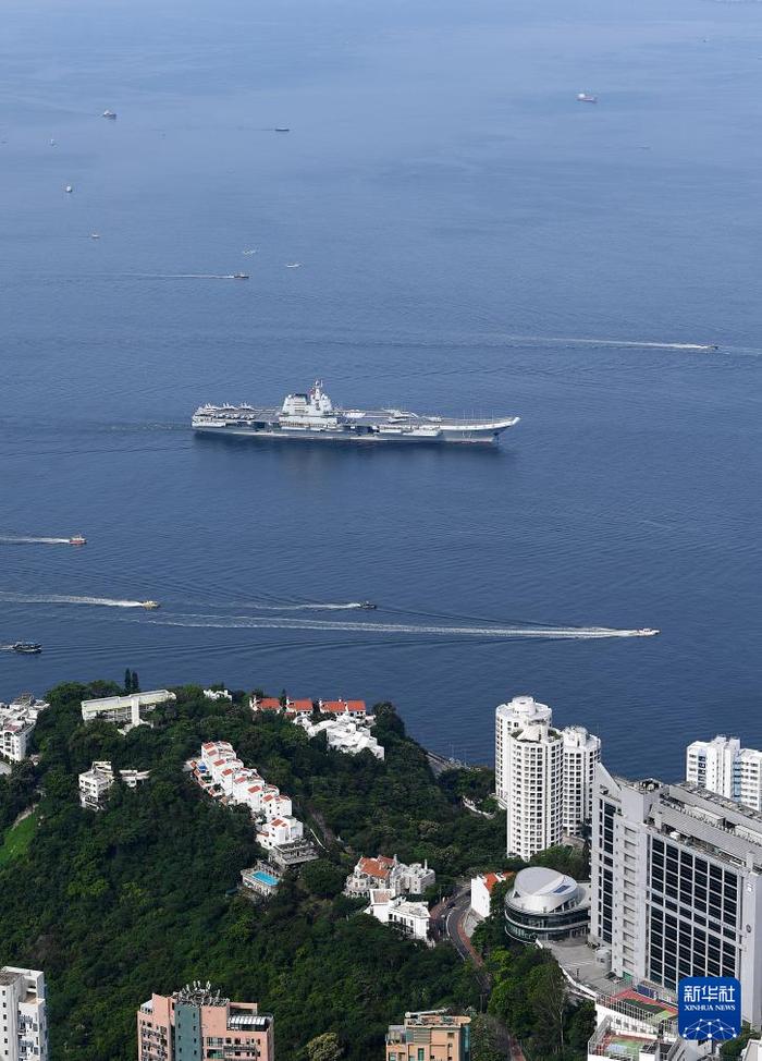 7月3日,中国海军山东舰航母编队抵达香港。这是山东舰行进在香港水域。新华社记者 陈铎 摄