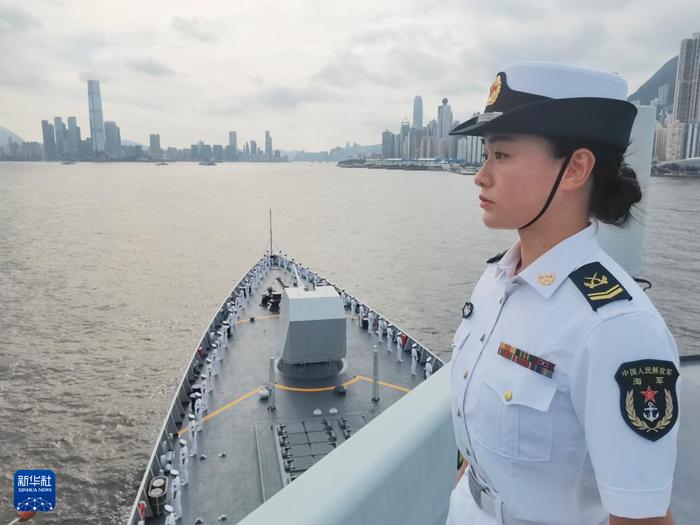 7月3日,中国海军山东舰航母编队抵达香港。这是分区列队的湛江舰官兵。新华社发(李唐 摄)