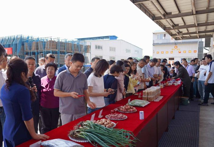 毛葱深加工产品展示(央广网记者陈显春 摄)