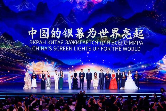 “光影信使”与上合组织国家影人同台留念