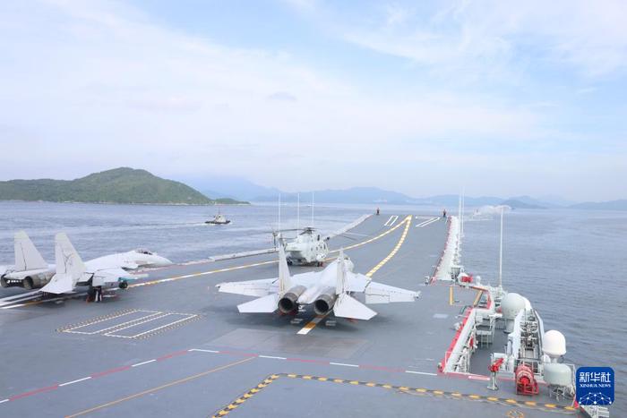 7月3日,中国海军山东舰航母编队抵达香港。新华社发(潘小员 摄)