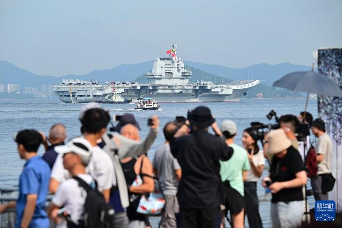 7月3日,中国海军山东舰航母编队抵达香港。这是山东舰行进在香港水域。新华社记者 朱炜 摄