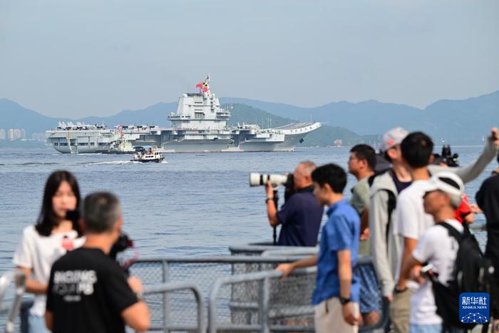 7月3日,中国海军山东舰航母编队抵达香港。这是山东舰行进在香港水域。新华社记者 朱炜 摄
