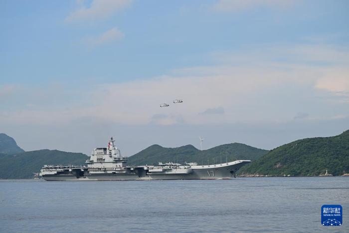 7月3日,中国海军山东舰航母编队抵达香港。这是山东舰行进在香港水域。新华社记者 朱炜 摄