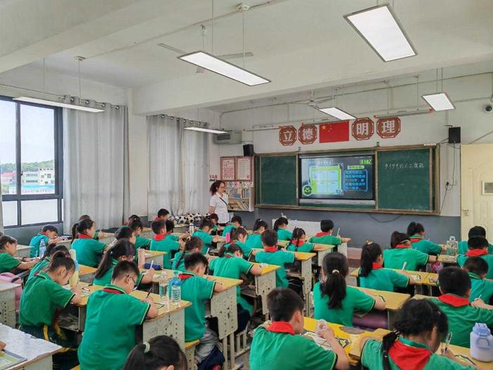 芦溪镇中心学校的学生们正在上人工智能通识课程 崔璐 摄