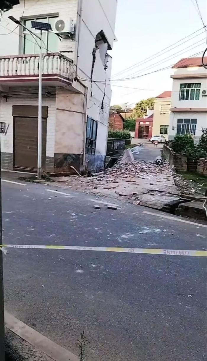 湖南麻石村多栋民房受损是隔壁江西打井所致?两地多部门已参与处理