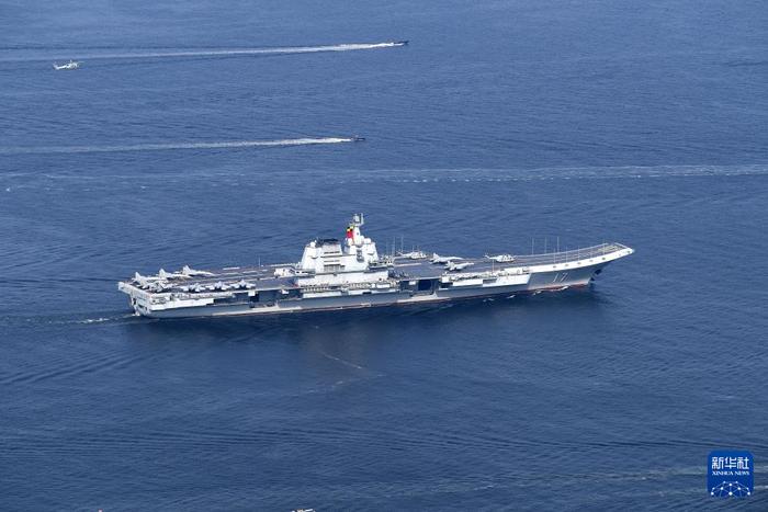 7月3日,中国海军山东舰航母编队抵达香港。这是山东舰行进在香港水域。新华社记者 陈铎 摄