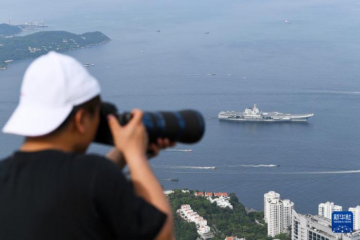 7月3日,中国海军山东舰航母编队抵达香港。这是山东舰行进在香港水域。新华社记者 陈铎 摄