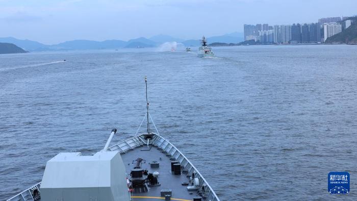 7月3日,中国海军山东舰航母编队抵达香港。这是特区政府消防船为舰艇编队举行水门礼。新华社发(贾晓鹏 摄)