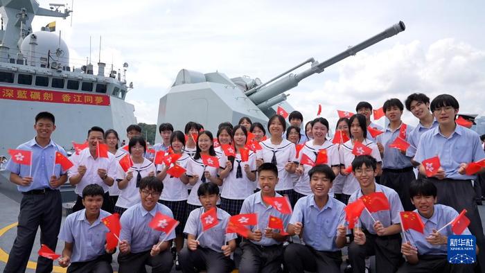 7月3日,中国海军山东舰航母编队抵达香港。这是香港中学生登上海军运城舰参观、留影。新华社发(段振军 摄)