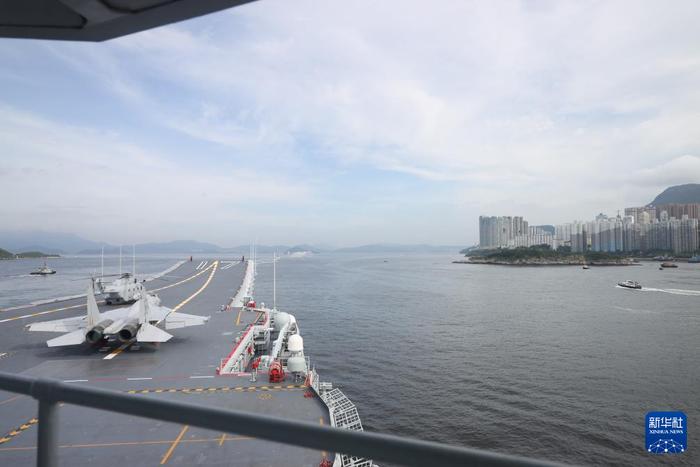 7月3日,中国海军山东舰航母编队抵达香港。这是山东舰缓缓驶入维多利亚港。新华社发(郭志豪 摄)