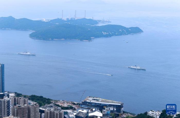 7月3日,海军运城舰(右)和湛江舰行进在香港水域。新华社记者 陈铎 摄