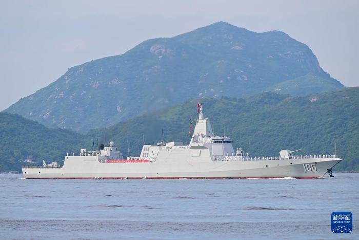 7月3日,海军延安舰行进在香港水域。新华社记者 朱炜 摄