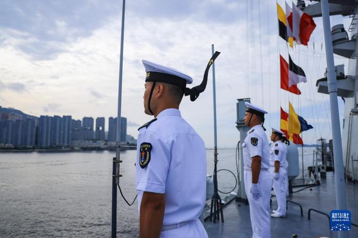 7月3日,中国海军山东舰航母编队抵达香港。这是分区列队的湛江舰官兵。新华社发(冯丽 摄)