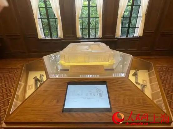 百年大楼整体合围。钱尤祎摄