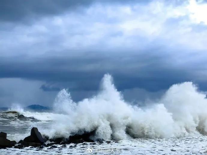 强台风“丹娜丝”登陆!多地停工、停课、停运