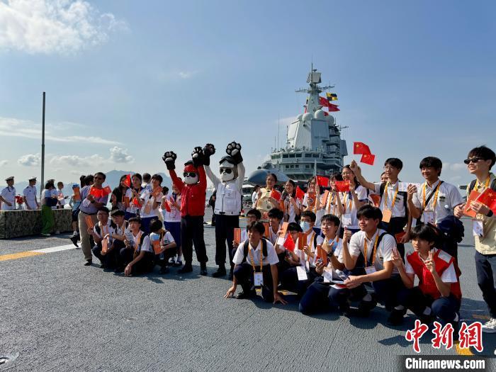 7月4日,山东舰举行开放参观活动。图为香港青少年和山东舰官兵装扮的“大熊猫”合影。 中新社记者 戴梦岚 摄