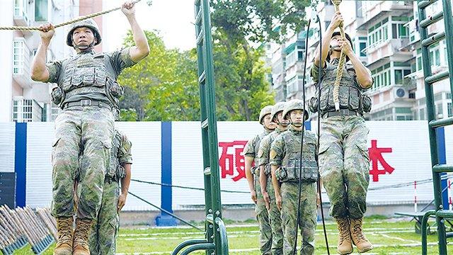 官兵进行战斗体能训练。