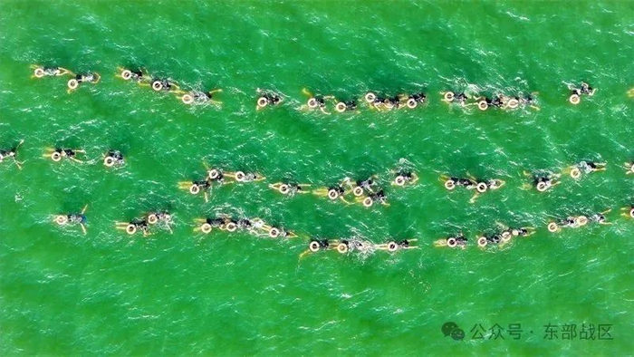 ▲奋“泳”向前。