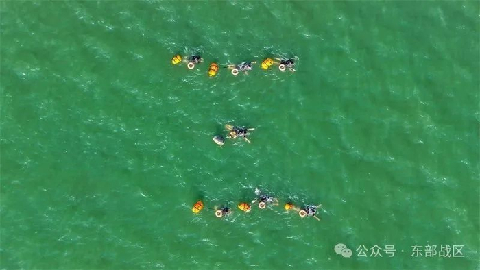 ▲武装泅渡训练。