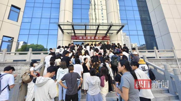 湘潭大学投毒案二审开庭,庭审现场过道坐满人,有嫌疑人的同学来旁听
