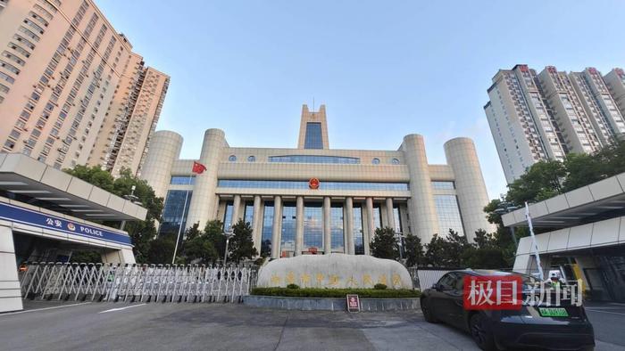 湘潭大学投毒案二审开庭,庭审现场过道坐满人,有嫌疑人的同学来旁听
