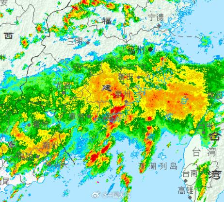 受强降雨影响,厦门机场局部围界受损倒塌,多架次航班延误,气象部门显示厦门暴雨下到了全国第一