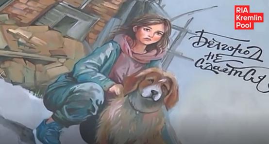 普京会见俄官员获赠礼物：一幅画在导弹残片上的画作，名为“别尔哥罗德不投降”