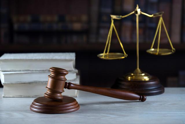 一法官退休两年后被判刑:工作时违法适用强制执行措施,致案件当事双方损失上百万