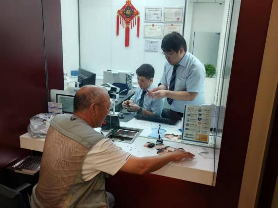 建行乌兰察布兴和支行为老年客户成功兑换火烧残损币