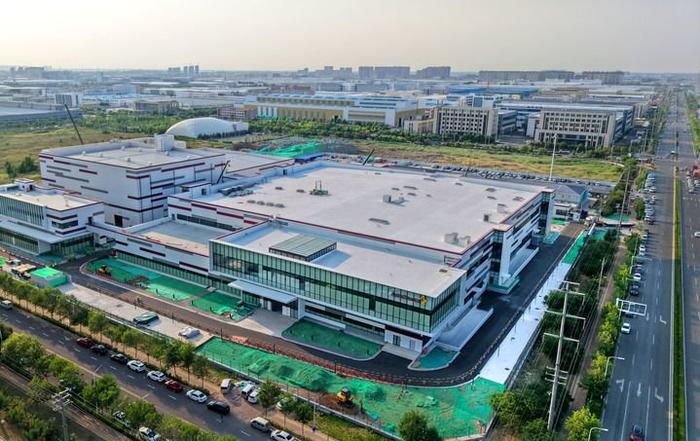这是2025年6月17日拍摄的生物制药企业阿斯利康青岛吸入气雾剂生产供应基地(无人机照片)。新华社记者 李紫恒 摄