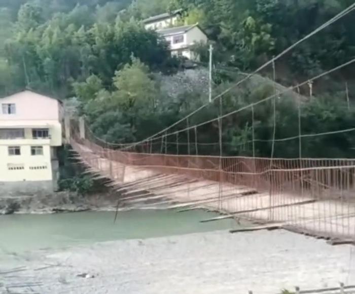 重庆一7旬老人过索桥遇大风坠亡 村干部:行至中段遇狂风 索桥暂已封闭
