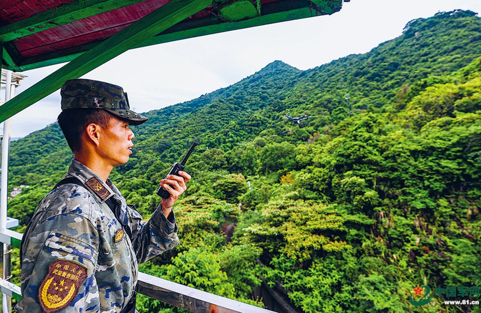 该中队哨兵正在执勤。钱 程摄