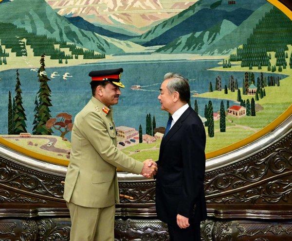 王毅会见巴基斯坦陆军参谋长穆尼尔