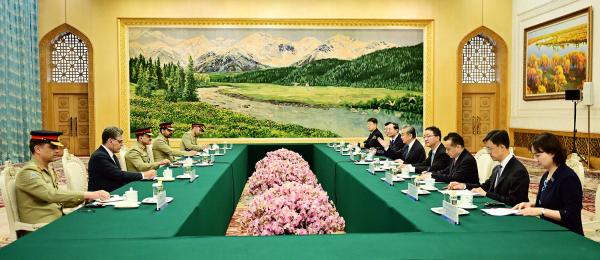 王毅会见巴基斯坦陆军参谋长穆尼尔