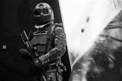 俄罗斯Ratnik-3作战服模型。据悉,该作战服采用新型防护材料,能帮助士兵达到一定隐身效果。供图:阳 明