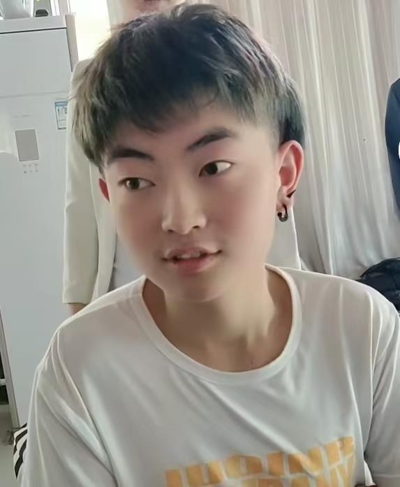 20岁小伙缅甸失联近一个月，最后定位在妙瓦底附近，曾发信息称“接我们的人带着枪”，警方介入