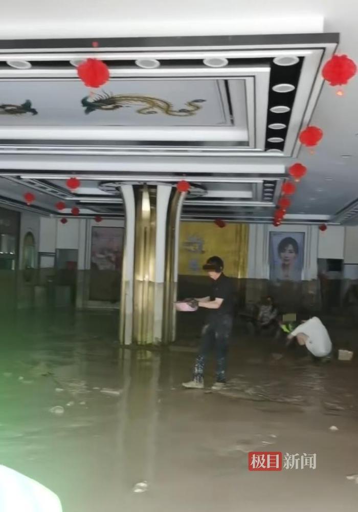 警方调查“上千万元金饰被洪水冲走”，金店：有人带探测仪找“黄金”，店方愿向归还者付酬金