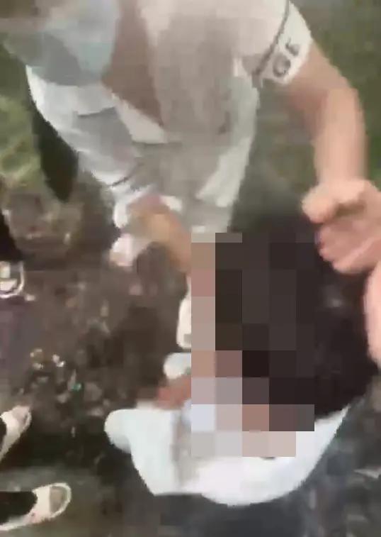 多段未成年人围殴视频曝光,霸凌者叫嚣“我没16岁欢迎报警”,警方回应