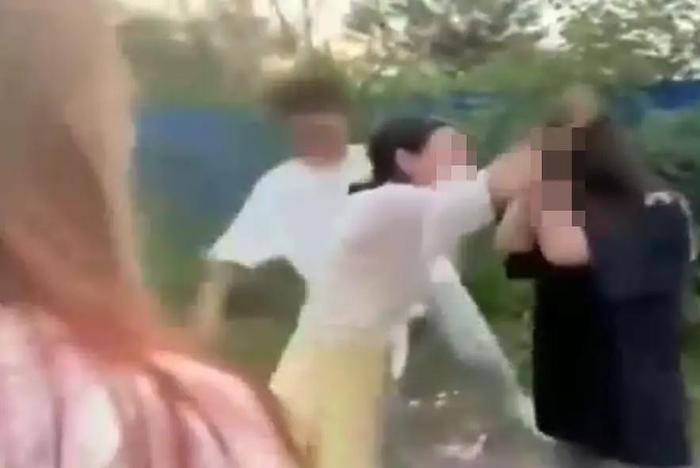 多段未成年人围殴视频曝光,霸凌者叫嚣“我没16岁欢迎报警”,警方回应