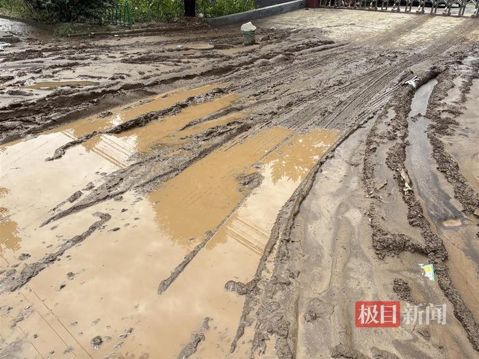 北京密云村民惊魂回忆:洪水瞬间灌进村庄翻起了浪,有房檐被淹没大门被冲走