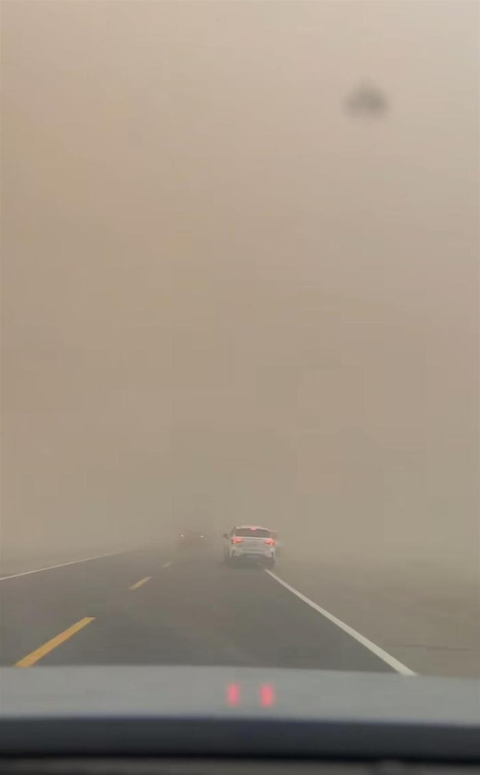 沙尘暴突袭甘肃敦煌,游客:百米高沙墙扑向公路,像是走进了末日小说