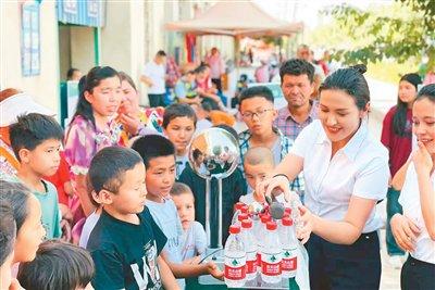 科普大篷车开到疏附县兰干镇,当地学生观看科学实验演示。