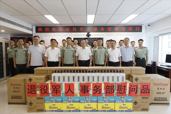 徐耀八一建军节看望慰问驻部武警官兵