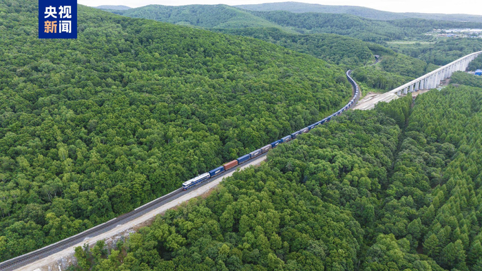 中欧班列“东通道”今年累计通行突破3000列 运货超30万标箱