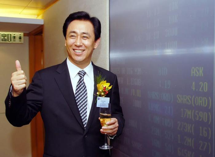 确定退市，“万亿”恒大落幕！许家印、丁玉梅等被追讨超400亿元股息及酬金，全球范围超500亿元资产被冻结